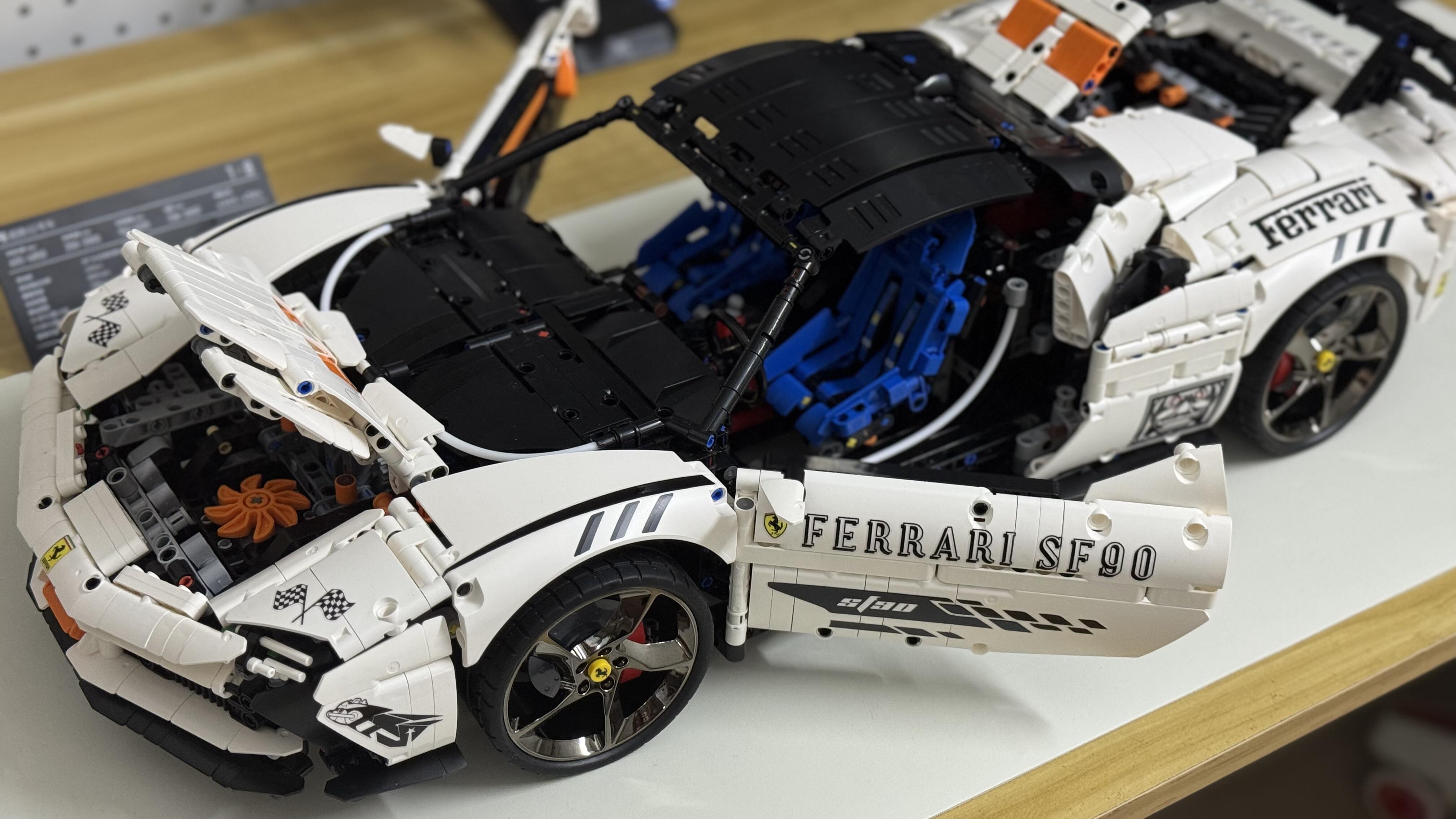 White Brick Leon / Laoliang MOC 02 with opening doors and front cover