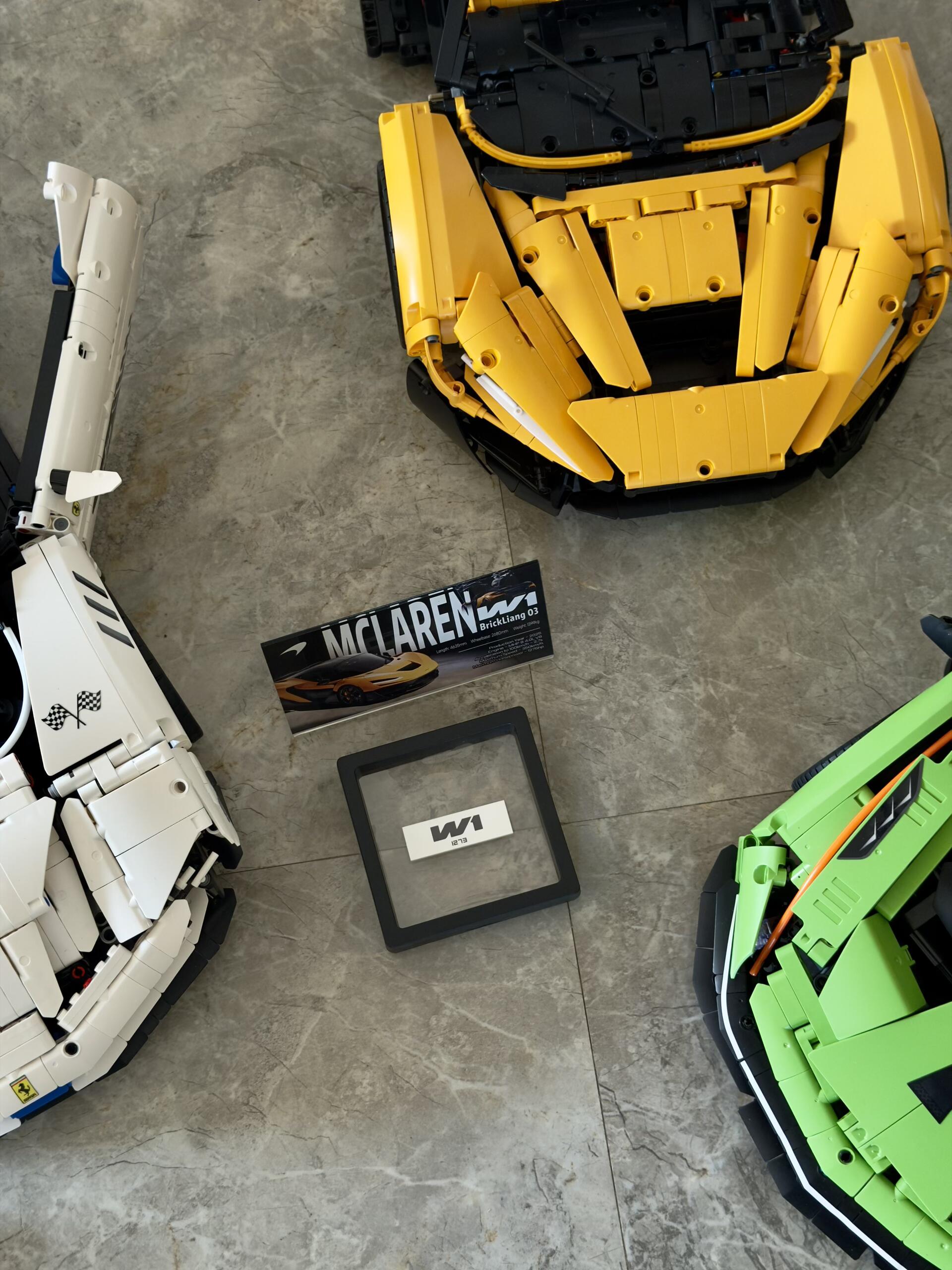 White Brick Leon / Laoliang MOC 02 displayed with nameplate