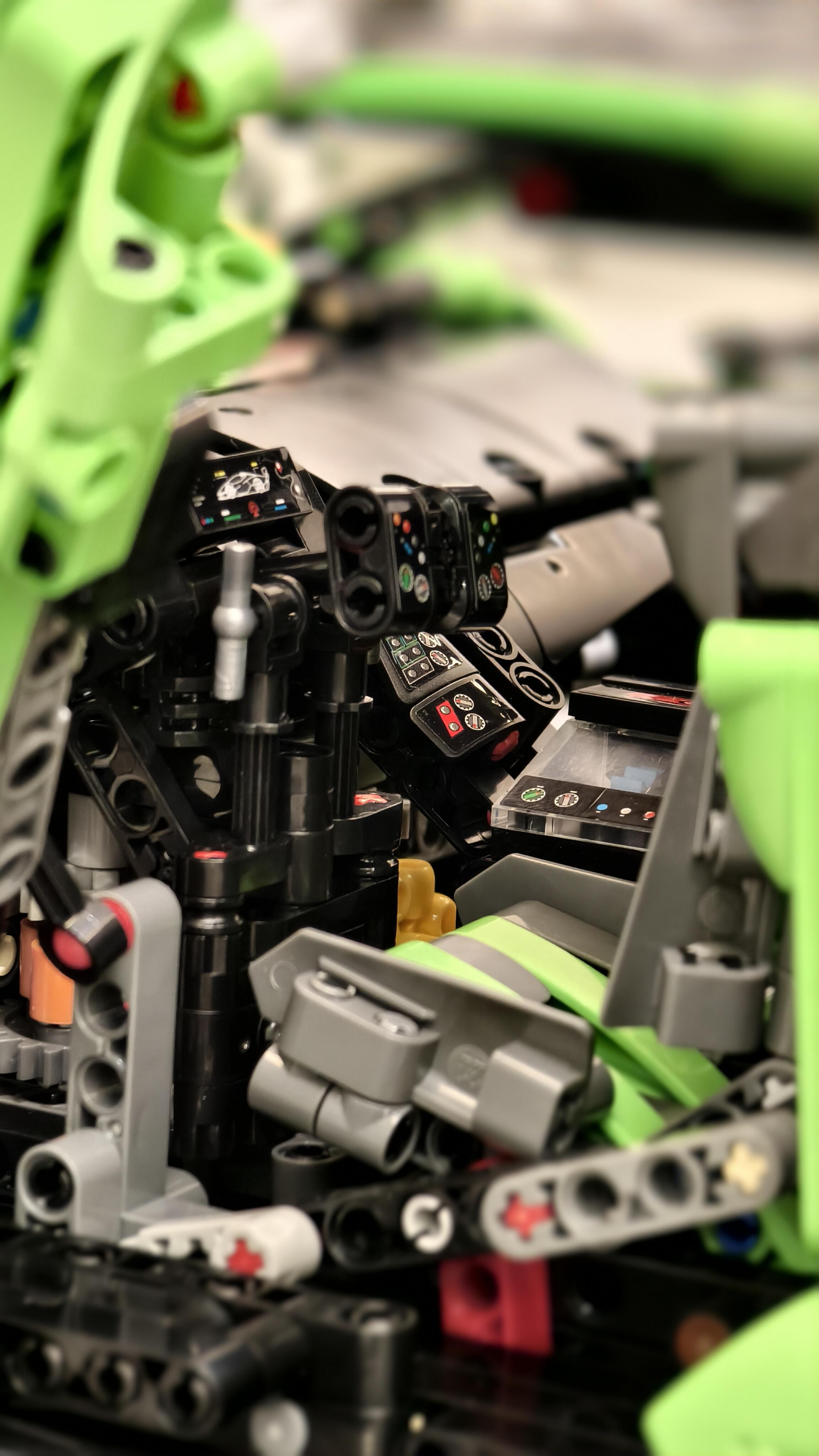 Green Brick Leon / Laoliang MOC 01 cockpit and interior detail